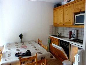 Kylskåp, mikrovågsugn, ugn och spishäll