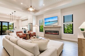 Smart TV, chimenea, libros y estéreo