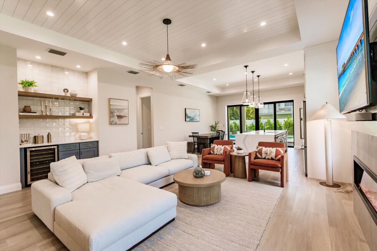 TV connectée, cheminée, livres, chaîne hi-fi