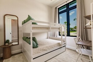4 Schlafzimmer, Schreibtisch, Bügeleisen/Bügelbrett, Reisekinderbett