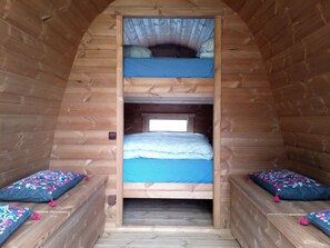 2 chambres, coffres-forts dans les chambres, fer et planche à repasser