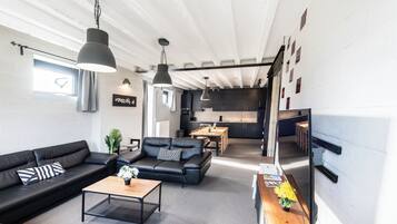 Een smart-tv, tafelvoetbal en boeken