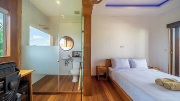 Kamar Deluks | 1 kamar tidur, dilengkapi dengan perabotan berbeda-beda, dan meja kerja