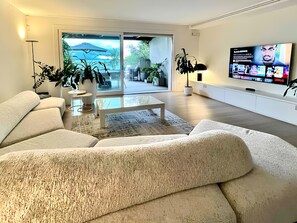 Smart-TV, Kamin, Videothek