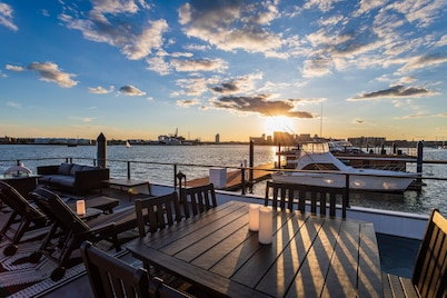 Luxe Houseboat with Epic 360 Views of Baltimore Harbor