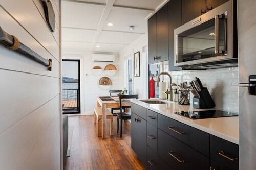 Luxe Houseboat with Epic 360 Views of Baltimore Harbor