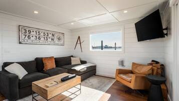 Smart-tv, böcker och en stereo