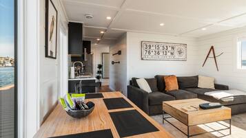 Smart TV, libros y estéreo