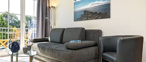 TV, DVD player, books, stereo