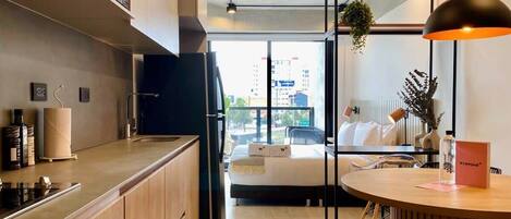 Kühlschrank, Mikrowelle, Ofen, Herdplatte