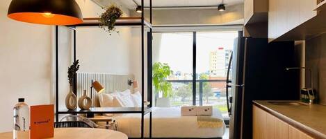 1 habitación, escritorio, tabla de planchar con plancha y wifi