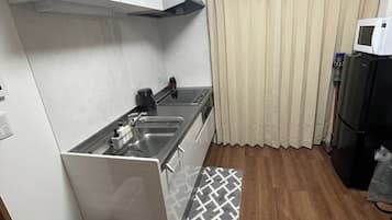 Refrigerador, microondas, parrilla de estufa y utensilios de cocina