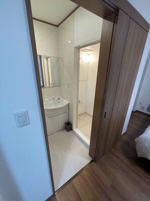 Articles de toilette gratuits, sèche-cheveux, serviettes fournies