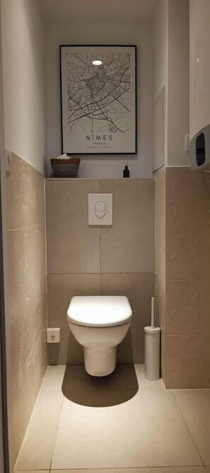 Serviettes fournies, savon, papier toilette