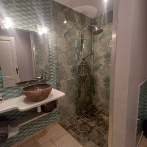 Douche, sèche-cheveux, serviettes fournies, savon