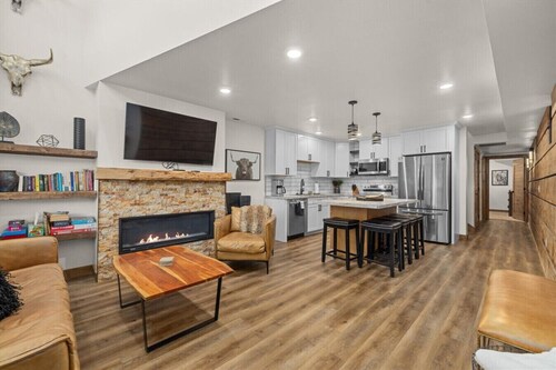 Luxury Red Lodge Retreat | Hot Tub | Downtown