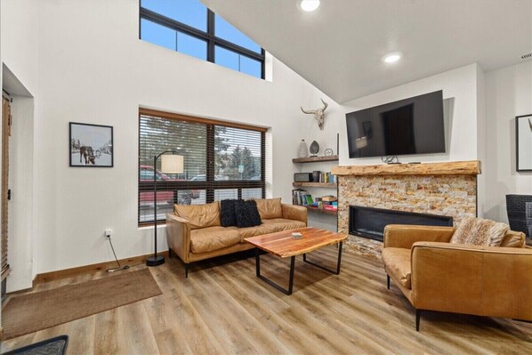 Televisión, chimenea, videojuegos y libros 