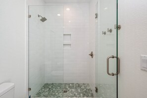 Ducha, secador de pelo y toallas