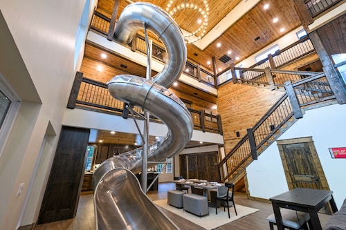 Rooftop Patio Fun New Luxury Cabin with Pool, Indoor 3-Story Slide, Pet Friendly