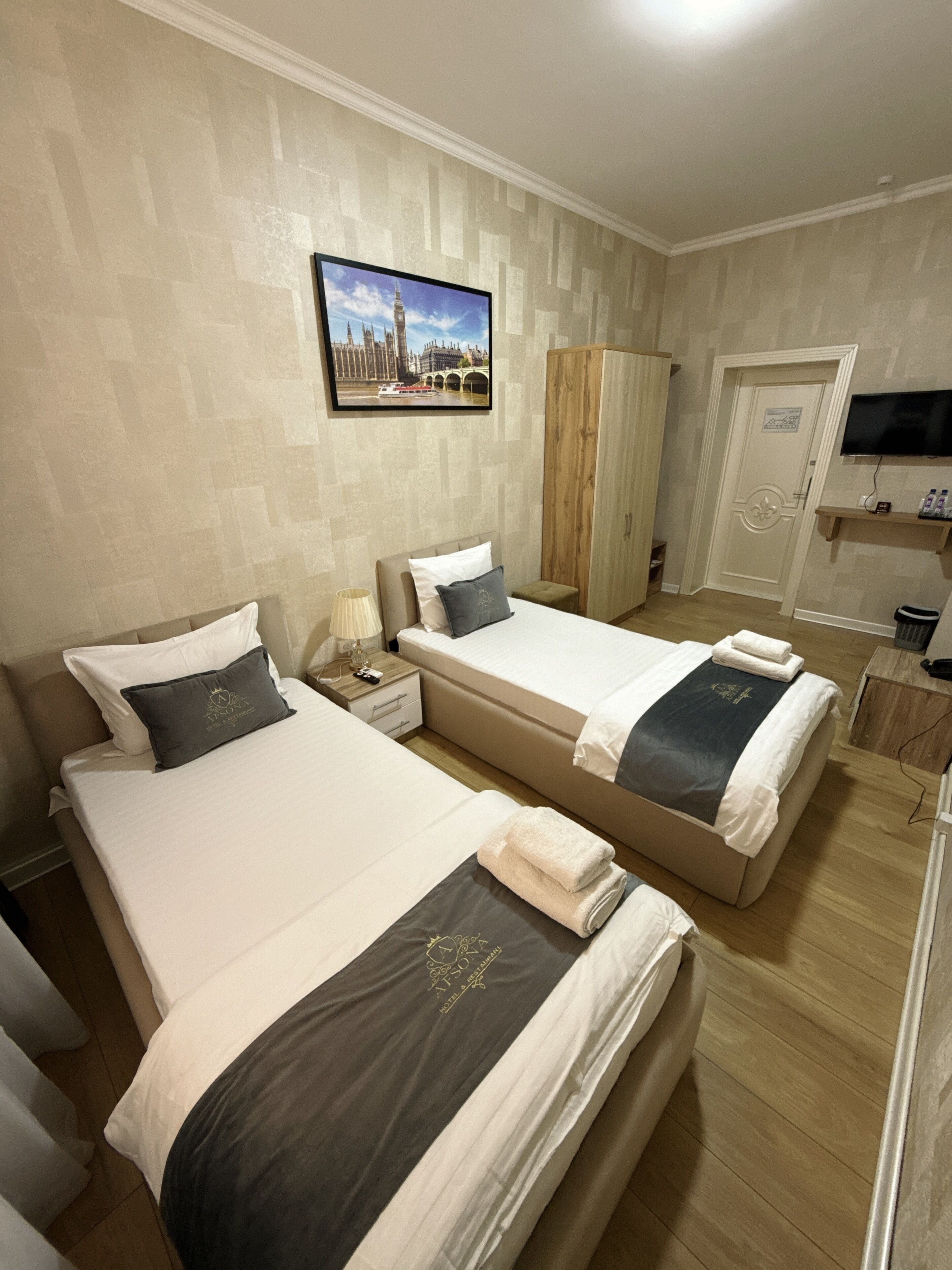 Escritorio, cortinas blackout, wifi gratis y ropa de cama 