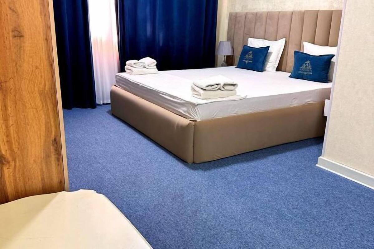 1 bedroom, desk, blackout drapes, free WiFi
