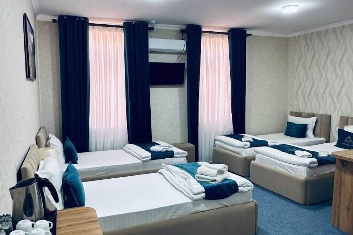 Escritorio, cortinas blackout, wifi gratis y ropa de cama