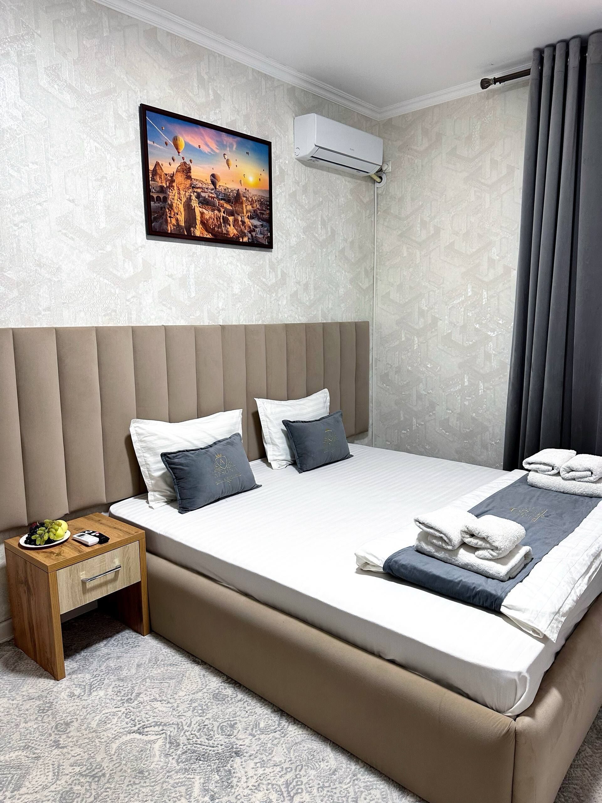Escritorio, cortinas blackout, wifi gratis y ropa de cama 