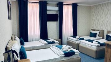 Superior-Vierbettzimmer | 1 Schlafzimmer, Schreibtisch, Verdunkelungsvorhänge, kostenloses WLAN