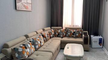 Deluxe Duplex | Desk, blackout drapes, free WiFi, bed sheets