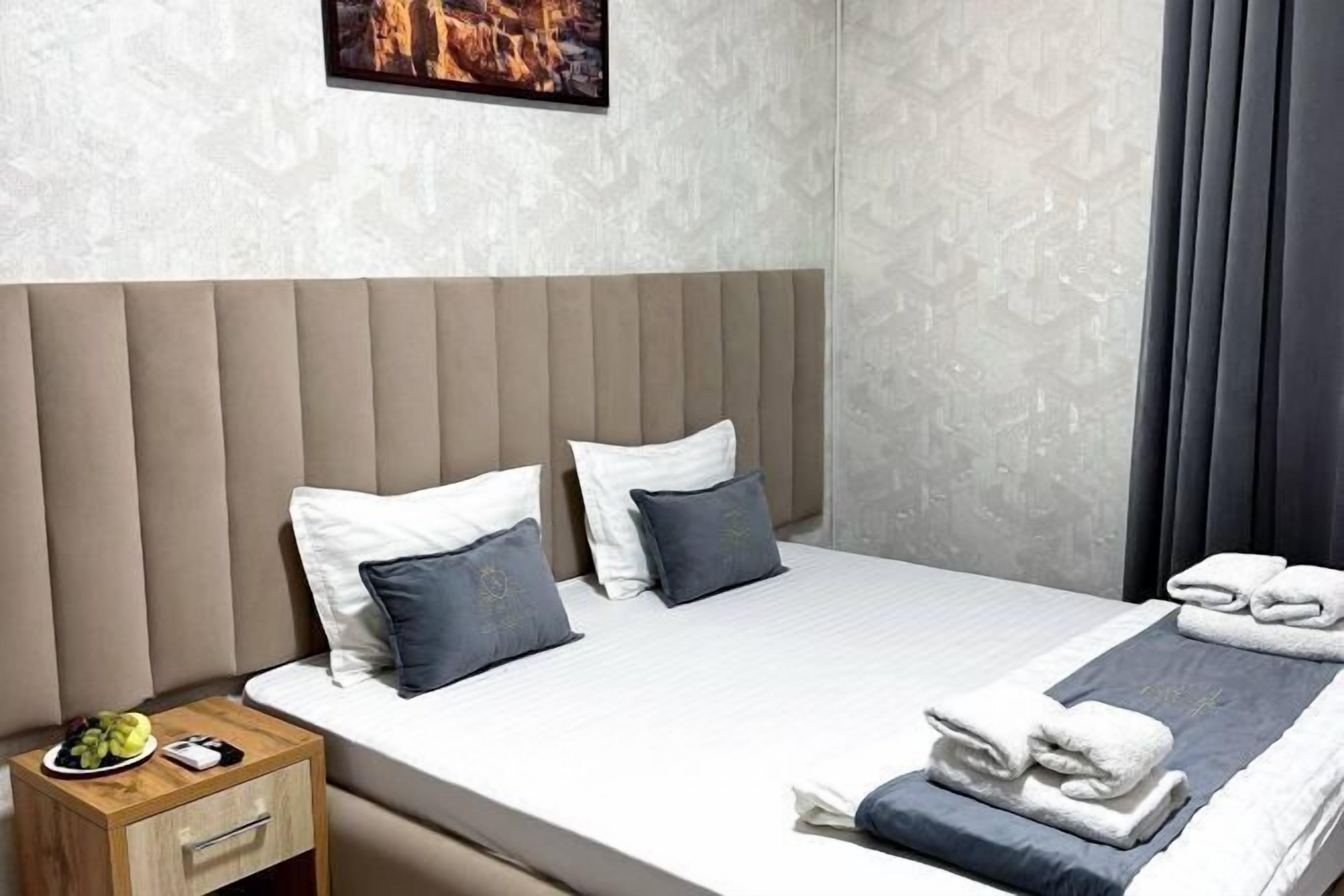 Escritorio, cortinas blackout, wifi gratis y ropa de cama 