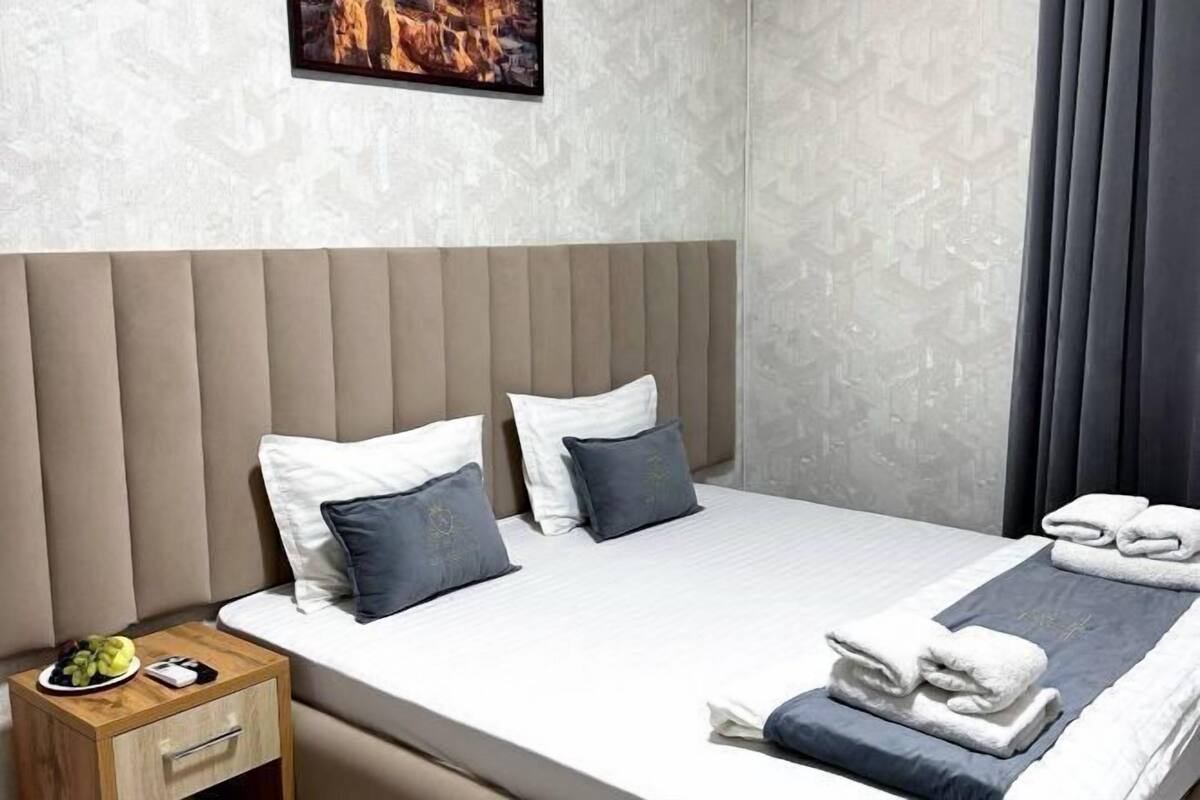Escritorio, cortinas blackout, wifi gratis y ropa de cama