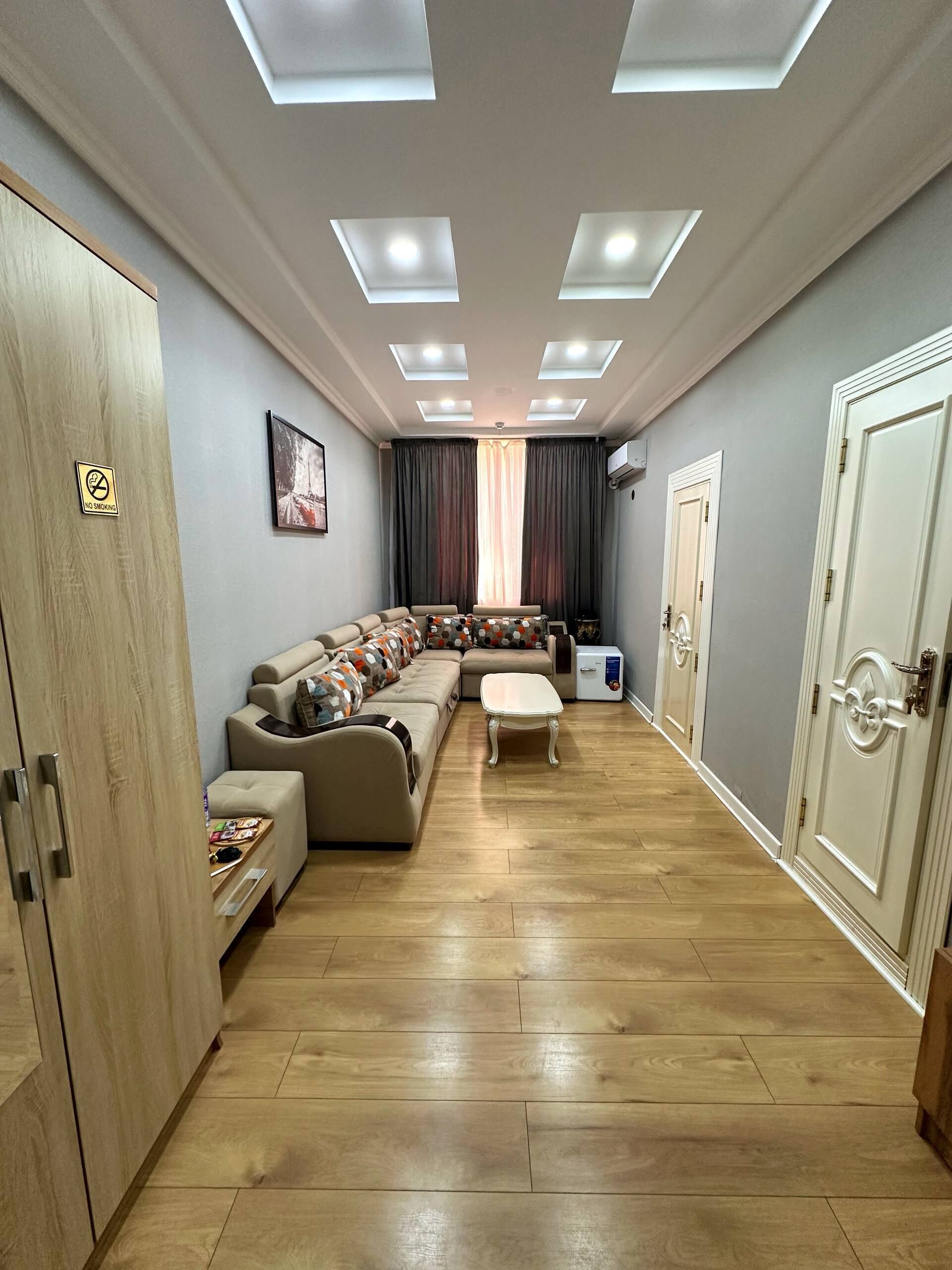 Escritorio, cortinas blackout, wifi gratis y ropa de cama 