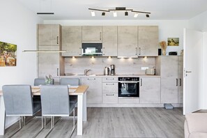 Refrigerador, microondas, horno, placa de cocina