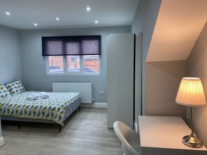 1 habitación, tabla de planchar con plancha, wifi gratis y ropa de cama 