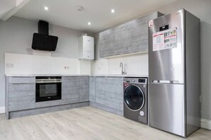 Kjøleskap, mikrobølgeovn, ovn og oppvaskmaskin