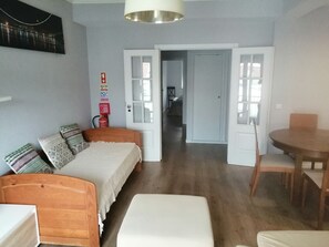 2 Schlafzimmer, BĂŒgeleisen/BĂŒgelbrett, WLAN, BettwĂ€sche