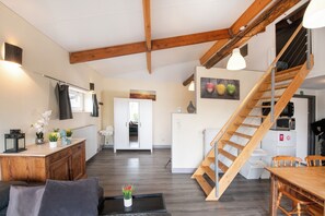 Smart-TV, Tischfußball, Bücher