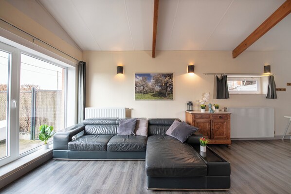 TV connectée, baby-foot, livres