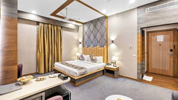 Suite junior | 1 habitación, caja de seguridad en la habitación y muebles diferentes