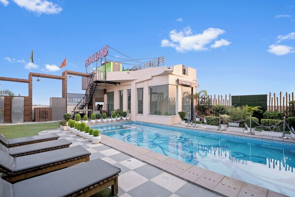 Una piscina al aire libre