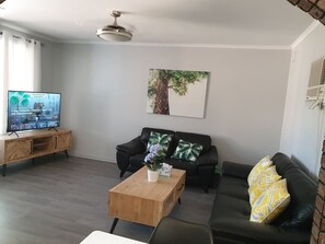 Smart TV - Cottage BNB near the hill (Redwood Park)