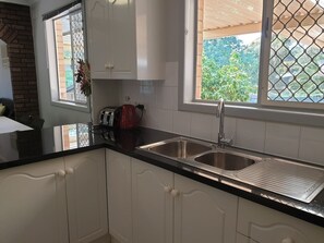 Fridge, microwave, oven, stovetop - Cottage BNB near the hill (Redwood Park)