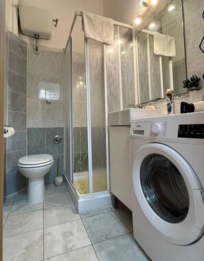 Doccia, asciugacapelli, bidet, asciugamani