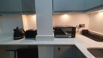 Studio | Private kitchen | Fridge, microwave, oven, stovetop