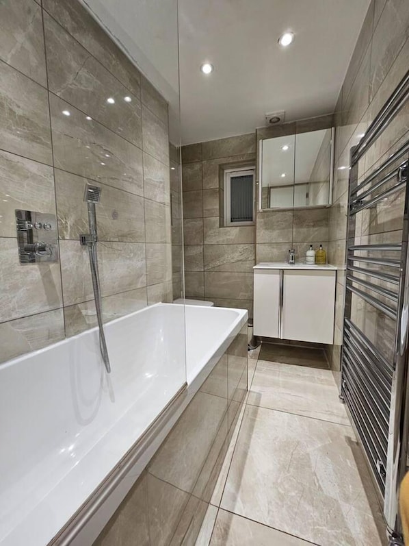 Studio | Badezimmer | Duschwanne, Komfortbadewanne, Handtücher