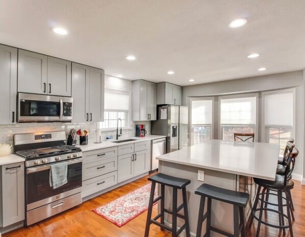 Refrigerador, microondas, horno y parrilla de estufa