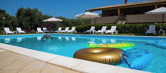 6-guest apartment, pool and beach, one step from Capo d'Orlando.