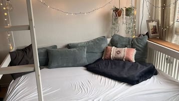 2 bedrooms, iron/ironing board, WiFi, bed sheets