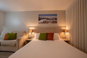 Chambre Quadruple | Minibar, coffres-forts dans les chambres, bureau, rideaux occultants