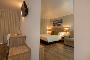 Habitación cuádruple | Minibar, caja fuerte, escritorio y cortinas opacas